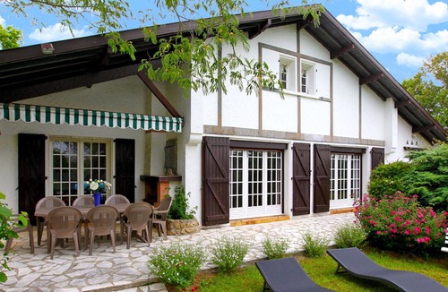 Arbonne Villa | Beautiful Villa with Charming Gardens and Heated Pool
