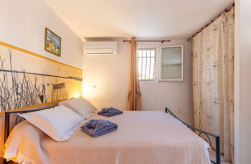 Port-Saint-Louis-du-Rhone Bed & Breakfast | Bed and Breakfast 'Salamandre Chambre D'hote' with Shared Pool, Wi-Fi and Air Conditioning