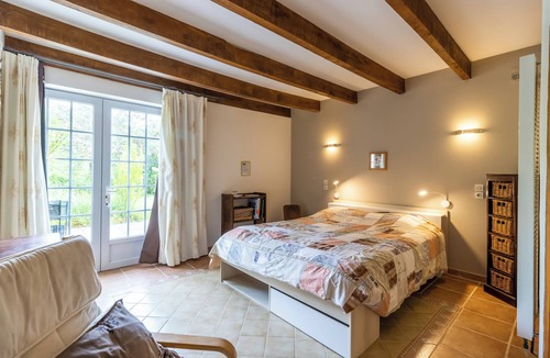 Auriac-du-Perigord Bed & Breakfast | Bed and Breakfast 'Chambre Millepertuis' with Shared Terrace and Shared Garden
