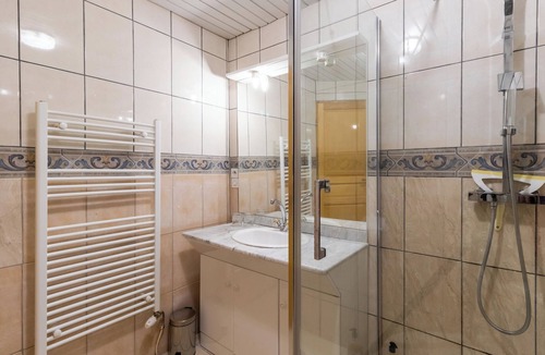 Auriac-du-Perigord Bed & Breakfast | Bed and Breakfast 'Chambre Millepertuis' with Shared Terrace and Shared Garden