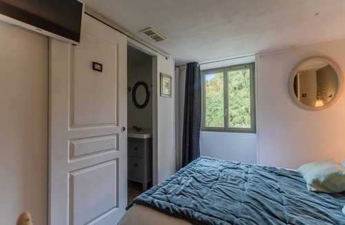 Arzacq-Arraziguet Bed & Breakfast | Bed and Breakfast 'Anémone' with Mountain View, Wi-Fi and Air Conditioning