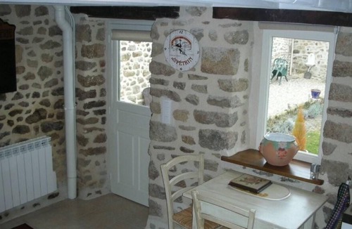 Naillat House | Bed and breakfast capacity 2 ps sitting area quitchenet tv wifi see details...