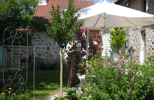 Naillat House | Bed and breakfast capacity 2 ps sitting area quitchenet tv wifi see details...