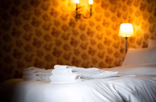 Sanxay Bed & Breakfast | Bed and Breakfast 'Chambre Double - Vue Sur Parc' with Shared Garden and Wi-Fi