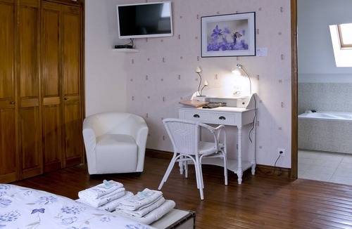 Benayes House | Bed and Breakfast in a quiet 3 ha property with garden, swimming pool and ponds