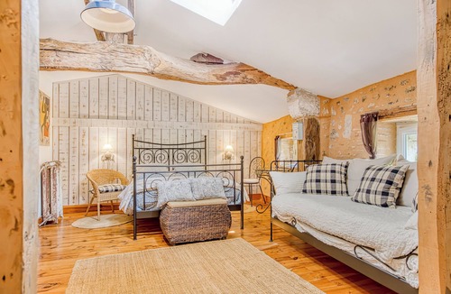 Noaillan Bed & Breakfast | Bed and Breakfast 'L'orée De Lansot - Chambre Mansarde' with Shared Terrace, Shared Garden and Wi-Fi