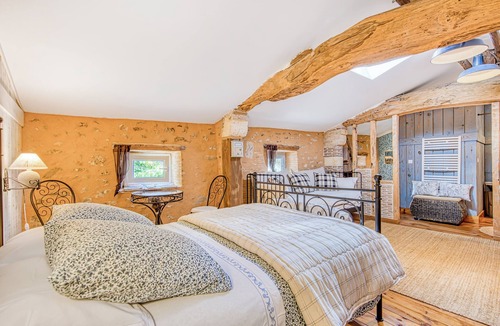 Noaillan Bed & Breakfast | Bed and Breakfast 'L'orée De Lansot - Chambre Mansarde' with Shared Terrace, Shared Garden and Wi-Fi