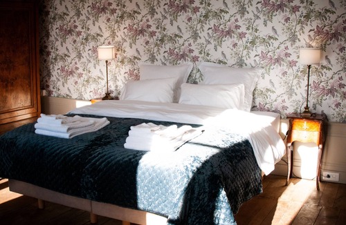 Sanxay Bed & Breakfast | Bed and Breakfast 'Suite Familliale - Vue Sur Jardin' with Shared Garden and Wi-Fi