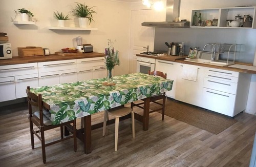 Gurs Bed & Breakfast | Bed and breakfast with shared kitchen and living room