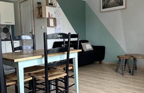 Saint-Liguaire Apartment | Bel Appt Centre, Marais, rando