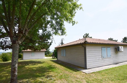 Le Mas-dAgenais Ski Chalet | Bergeronnette - Village de 10 gîtes, style chalets en pin