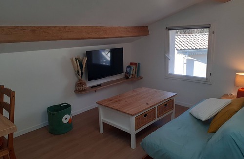 Merignac Apartment | Bienlabas House