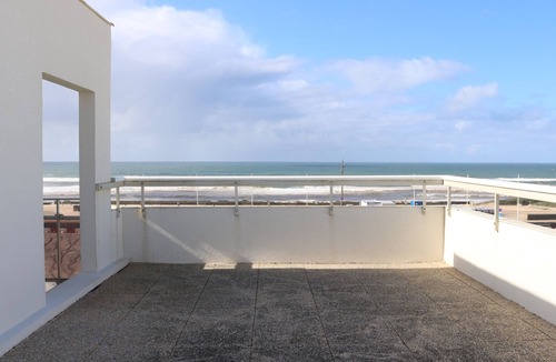 Biscarrosse Plage Apartment | Biscarrosse Beach: 1BR Apt with Terrace, Parking, Oceanfront
