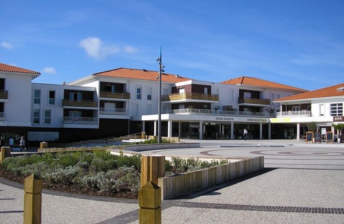 Biscarrosse Plage Apartment | Biscarrosse Beach: Modern 2-BR Apt, Near Center, Walk to Ocean, Parking, Terrace
