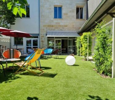 Nansouty-Saint-Genes Hostel | Bloom Hostel Bar & Garden