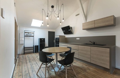 Castillon-la-Bataille Apartment | Bright apartment with air conditioning and high ceilings