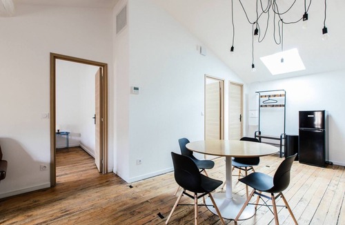 Castillon-la-Bataille Apartment | Bright apartment with air conditioning and high ceilings