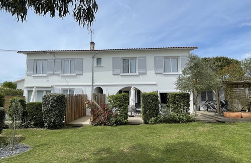 Saint-Palais-sur-Mer Cottage | Bright apartment with private garden, 100 m from the sea