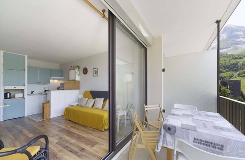 Eaux-Bonnes Apartment | Bright Apartment for 4 Near Ski Slopes - Balcony and Ski Locker