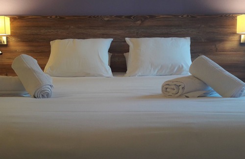 Lons Hotel | Brit Hotel Confort Pau Lons