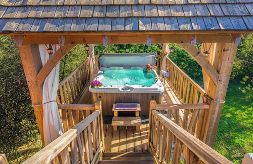 Carsac-Aillac Cabin | Cabane Tobago: Beautiful, luxurious tree house with private Jacuzzi.