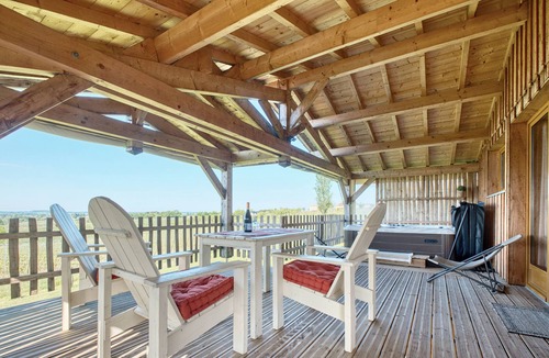 Monbazillac Cabin | Cabin 'Malfourat' with Shared Pool, Wi-Fi and Air Conditioning