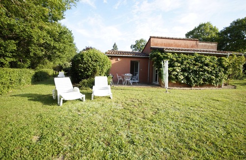 Larzac Apartment | Cadouin - sleeps 4 guests in 2 bedrooms