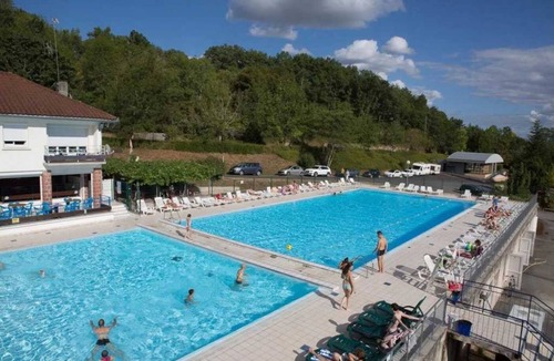 Collonges-la-Rouge House | Camping 3 étoiles - eeiich