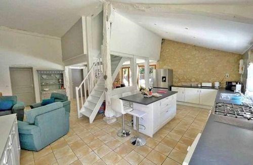 Serignac-Peboudou House | Canard: Beautifully renovated tobacco barn & pigeonnier sleeps 14. Pool.