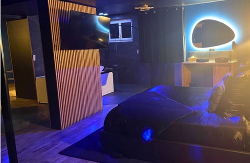 Sainte-Pezenne Apartment | Casanova Suite : Private SPA and Escape Love Game