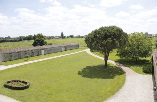 Saint-Gervais House | Castle life in the middle of the vineyard Bâtonnier room