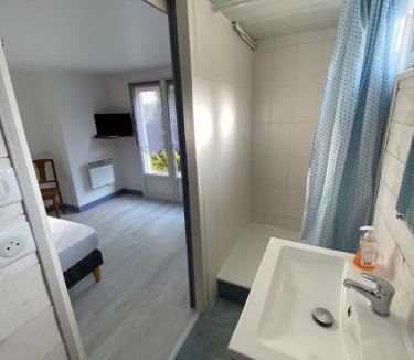 Quartier des Dunes Apartment | CENTRE CHATELAILLON GRAND T2* AVEC COUR 100mPLAGE
