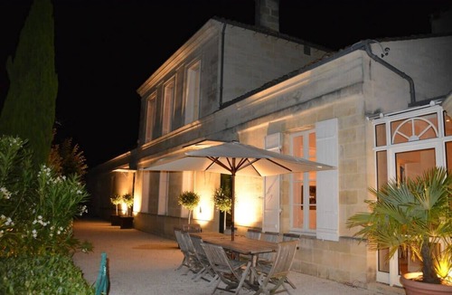 Saint-Ciers-de-Canesse House | Château La Tuilière: pool and it's own wineyard