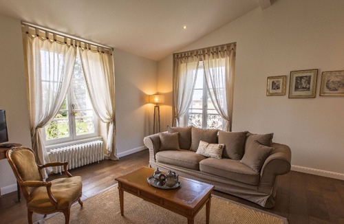 Latresne House | Château Gassies Gîte "Calèche"