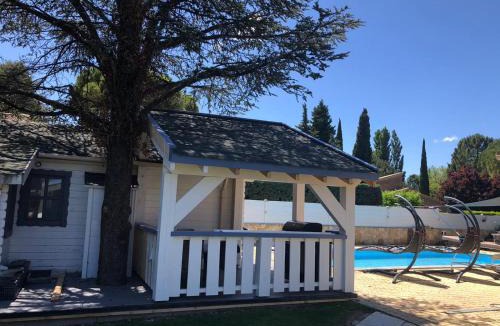 Camaret-sur-Aigues Ski Chalet | Chalet Mont Ventoux et Chalet VIP