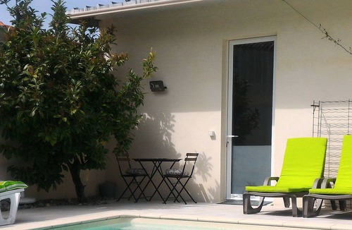 Talence House | Chambre accès direct grande piscine-Coin cuisine-Parking-Aircon-Jardin