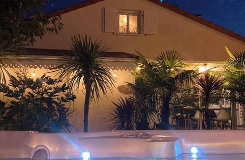 Merignac Villa | Chambre d'hôte Villa Tropicale & Private Jacuzzi