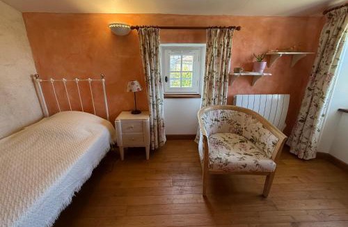 La Celle-sous-Gouzon Bed & Breakfast | Chambre d'hôtes Les Bleuets