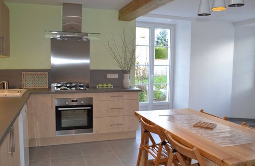 Salles-de-Barbezieux Cottage | "Charentaise rénovée avec piscine, sauna et équipements bébé, proche de Barbezieux"