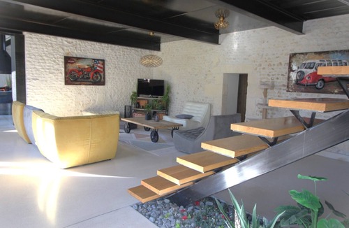 Colombiers Villa | Charentaise with an industrial look