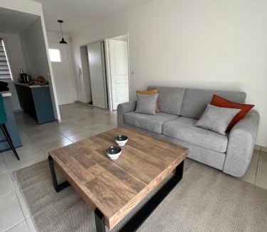 Ares Apartment | Charmant T2 rénové avec balcon, proche plage et commerces