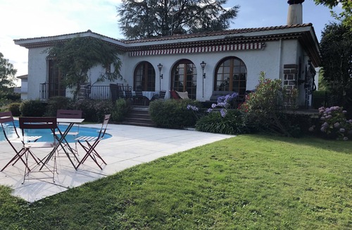 Billere Villa | Charmante Villa10 Personnes aux Pieds des Pyrénées