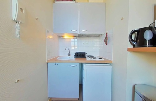 La Rochelle City Centre Apartment | Charming 1BR Apt in Historic Building, Central La Rochelle, Near Old Port, Private Parking