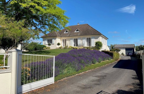 Couture-dArgenson House | Charming 3-bedroom house with WiFi in Couture-D’argenson