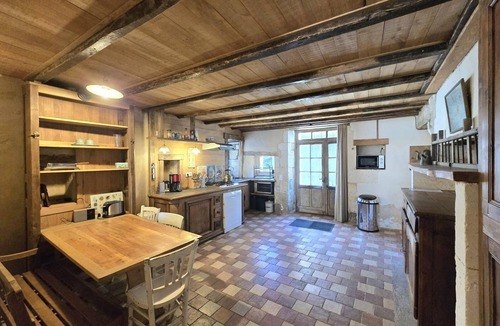 Champagnac-de-Belair Cottage | Charming cottage with green courtyard, near river