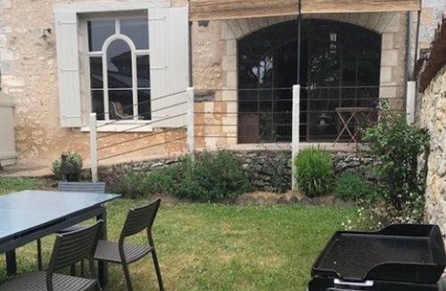 Champagnac-de-Belair Cottage | Charming cottage with green courtyard, near river