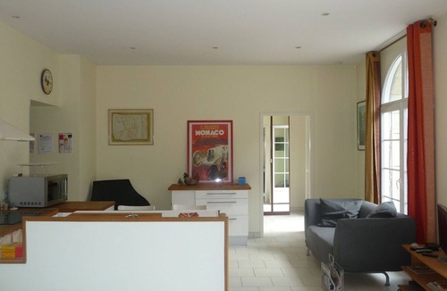 Cognac Cottage | Charming Cottage with Private Gardens, Baby Gear, Near Cognac