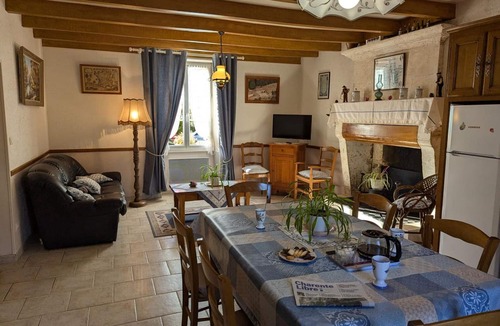 Saint-Genis-d'Hiersac Cottage | Charming Riverside Cottage with Garden, WiFi, and Outdoor Activities in Saint-Genis-Hiersac