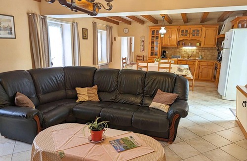 Saint-Genis-d'Hiersac Cottage | Charming riverside home with WiFi, bikes, and more – sleeps 7, near Charente