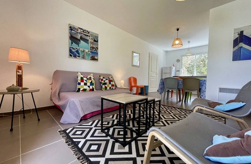 Domino House | Charming 2-Bedroom House Near Domino Beach with Garden, Parking, and Free WiFi
